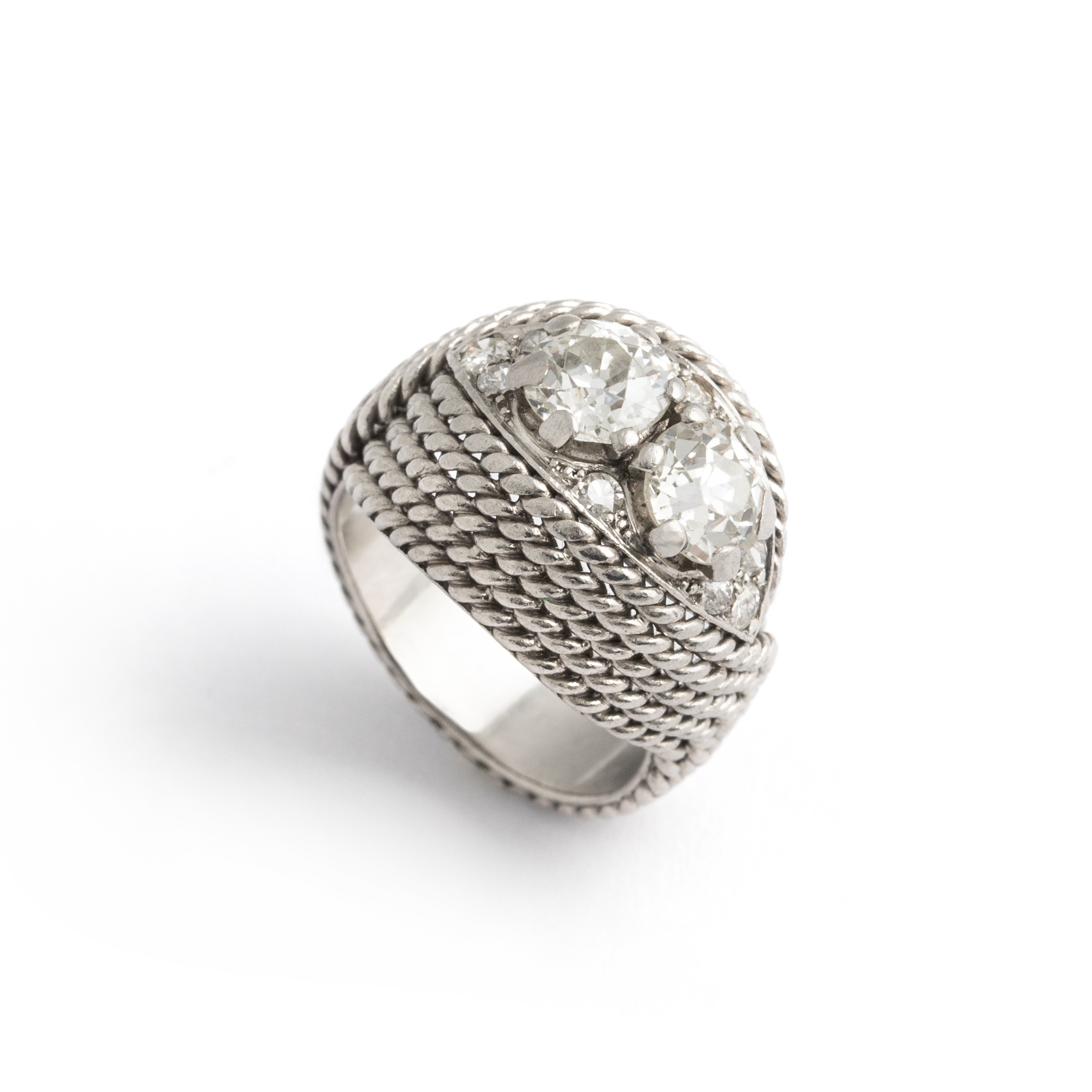 Side view Old mine cut Diamond Platinum Ring. Circa 1960. Reminding the work of Pierre Sterlé