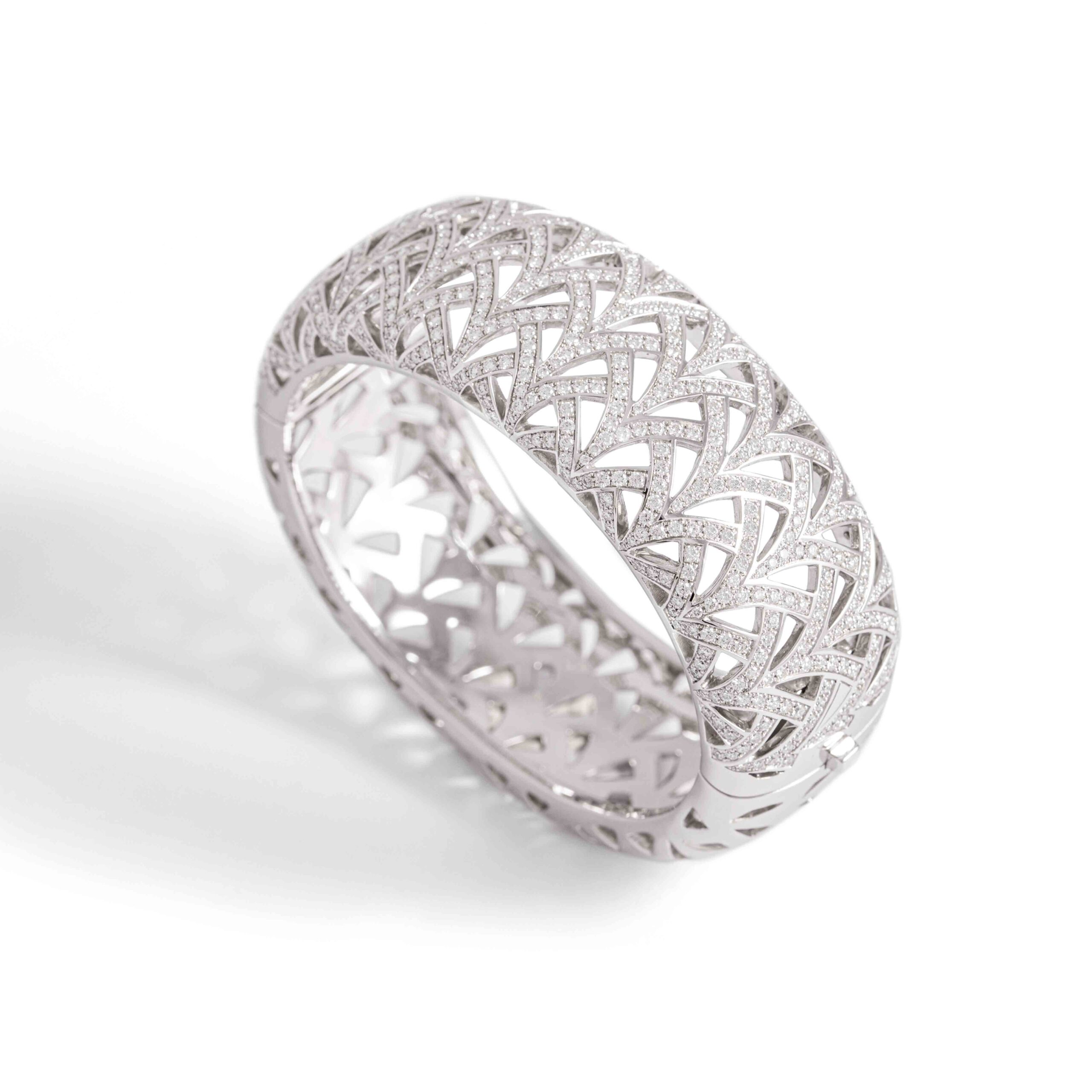 Bangle in 18kt white gold set with 554 diamonds 6.12 cts    Inner circumference